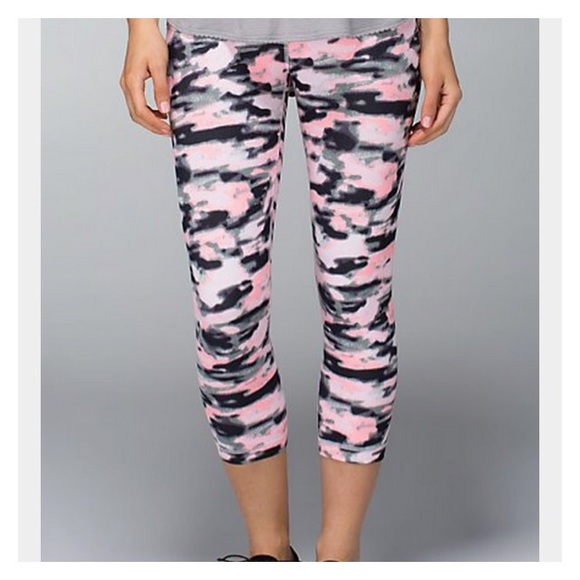 NWT Lululemon Wunder under Crop. Pink Camo - Picture 1 of 3
